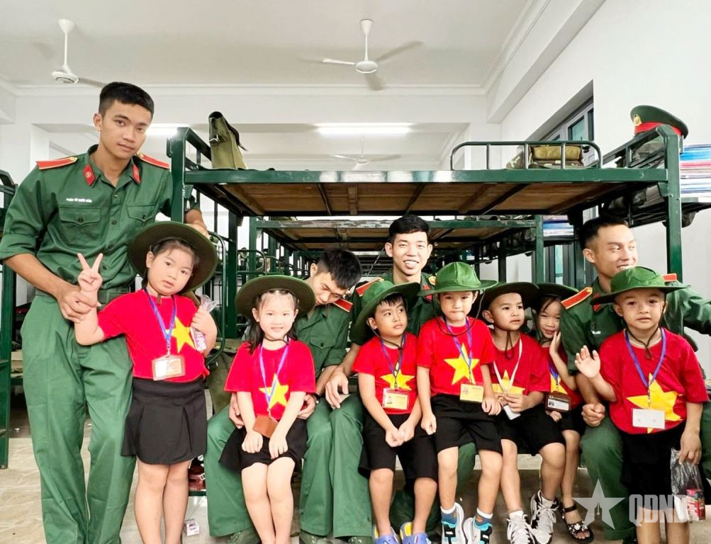 Hơn 2.000 thiếu nhi, học sinh tham quan Trường Sĩ quan Thông tin